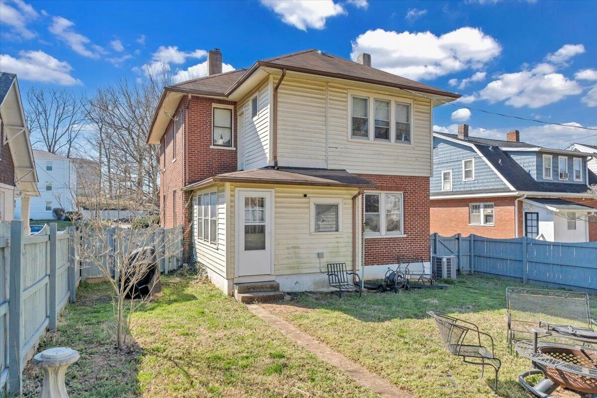 1533 Maiden LN - Photo 43