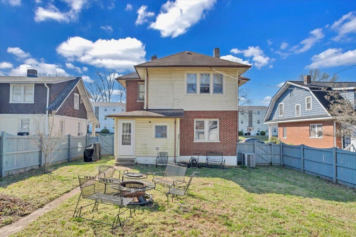 1533 Maiden LN - Photo 44