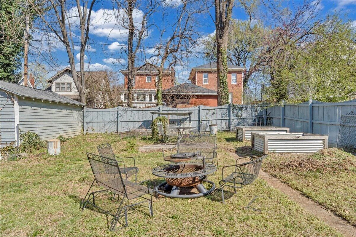 1533 Maiden LN - Photo 45