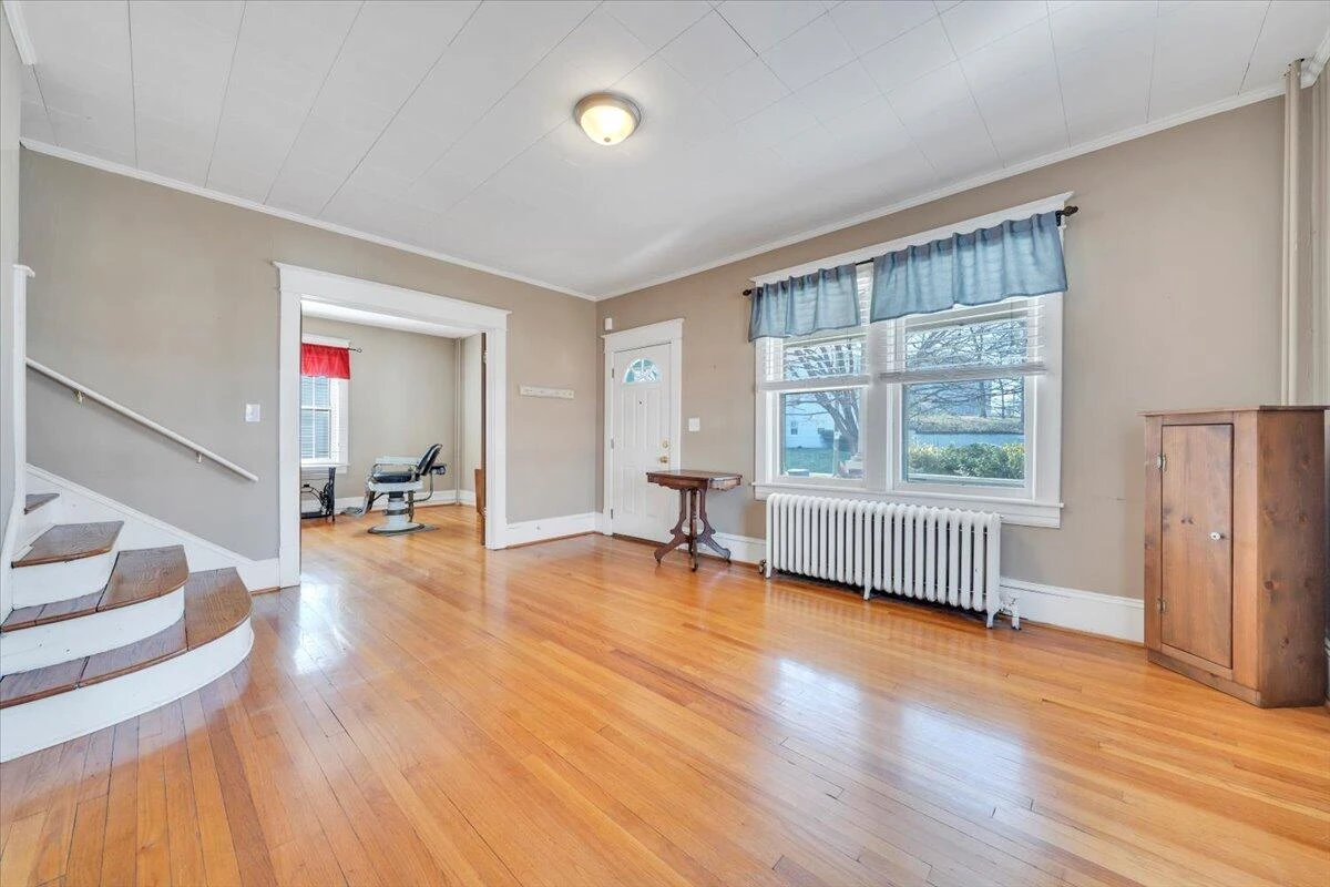 1533 Maiden LN - Photo 5