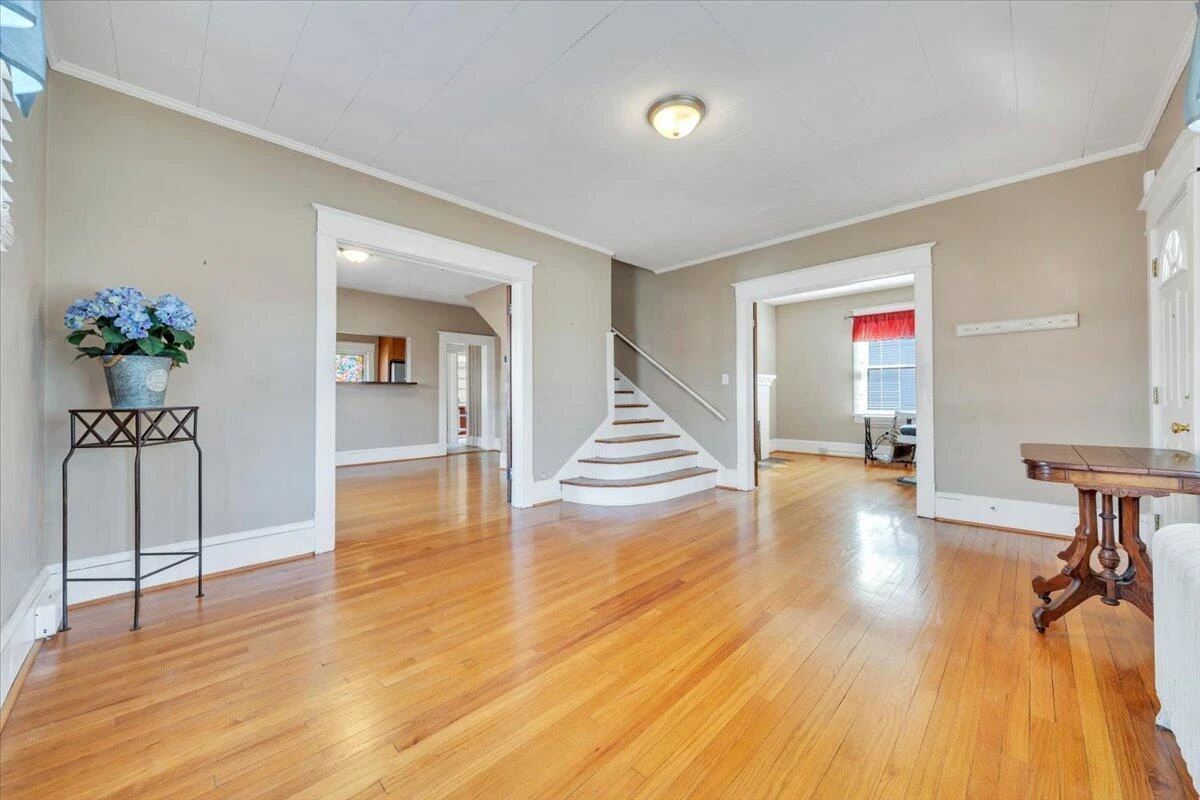 1533 Maiden LN - Photo 6