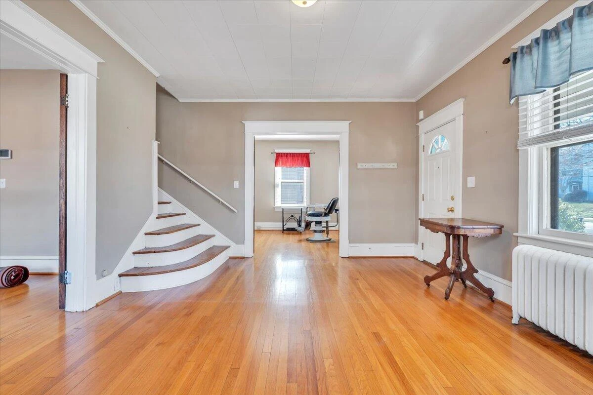 1533 Maiden LN - Photo 7
