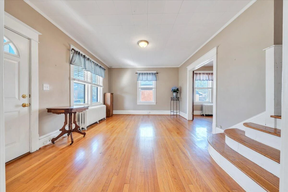 1533 Maiden LN - Photo 8