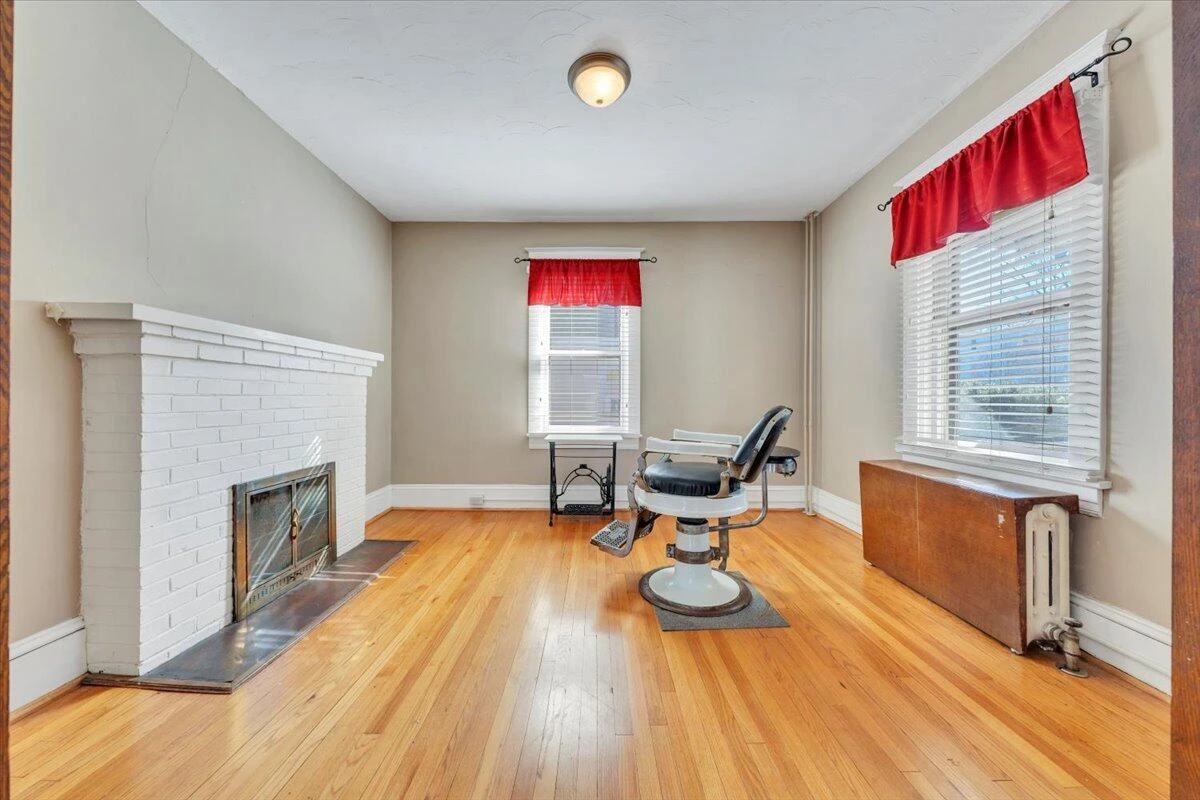 1533 Maiden LN - Photo 9