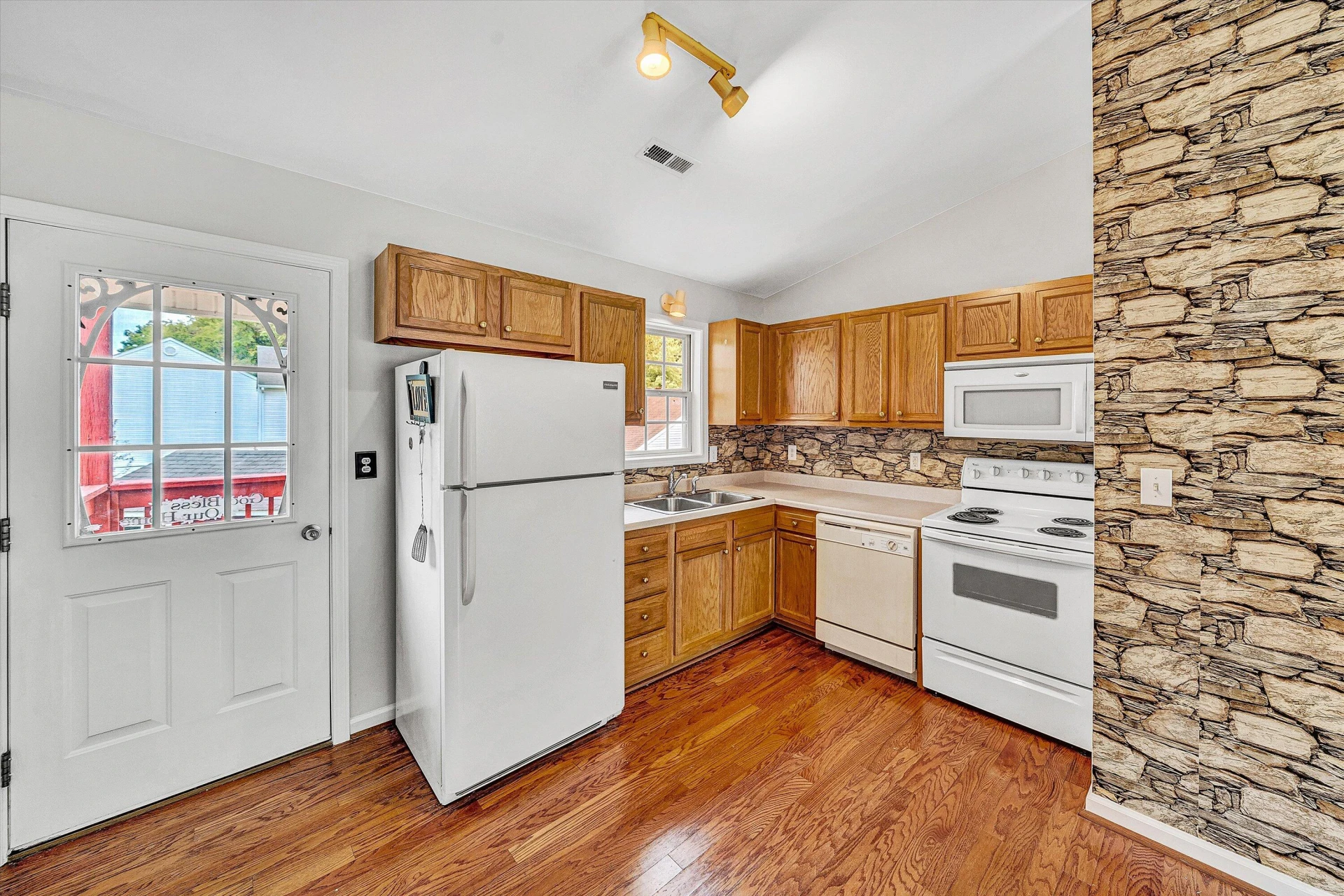 1421 24th ST - Photo 3