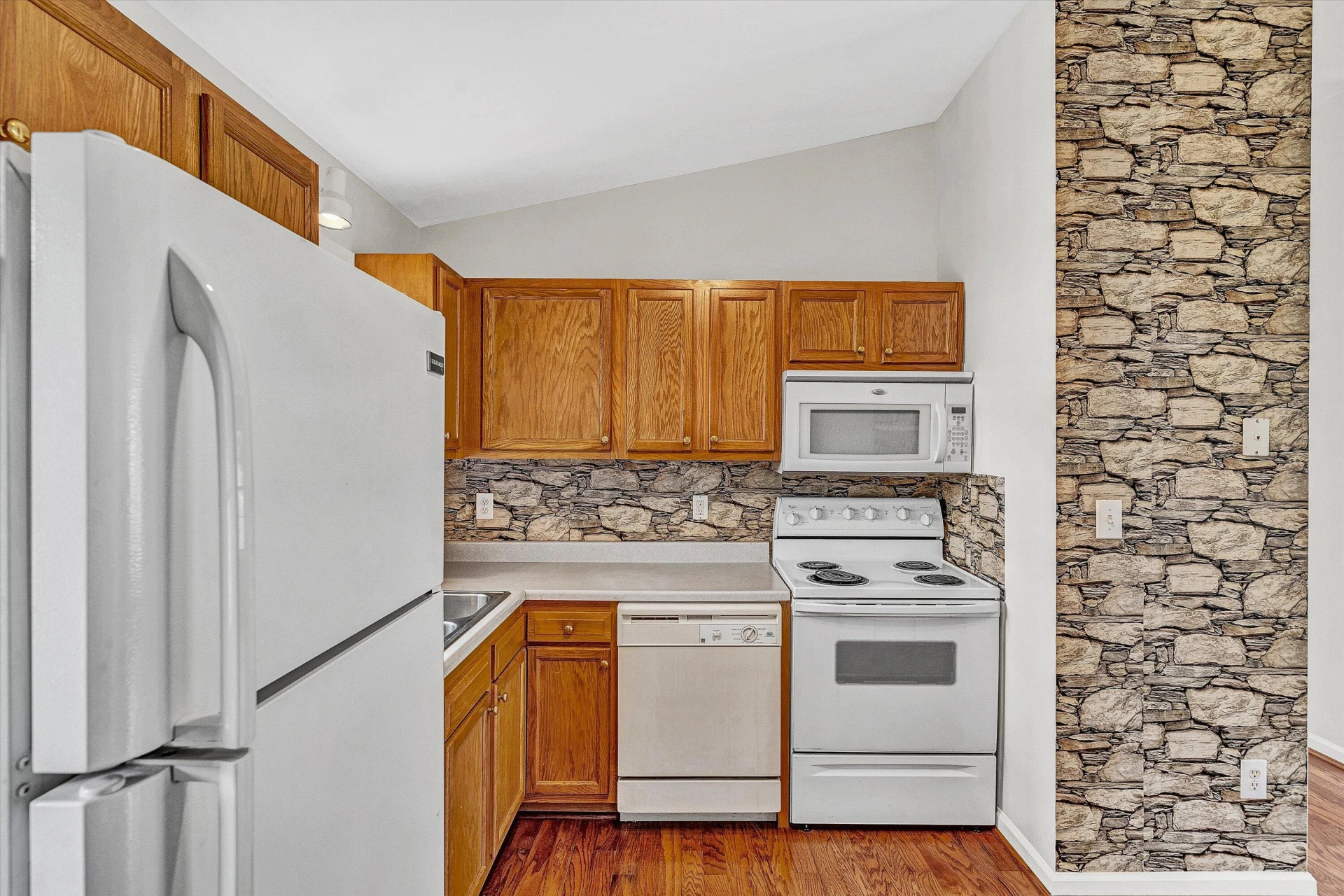 1421 24th ST - Photo 4