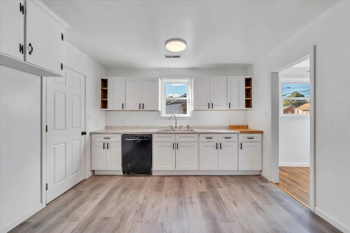 1018 Greenhurst AVE - Photo 10