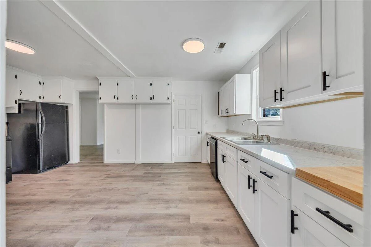 1018 Greenhurst AVE - Photo 11