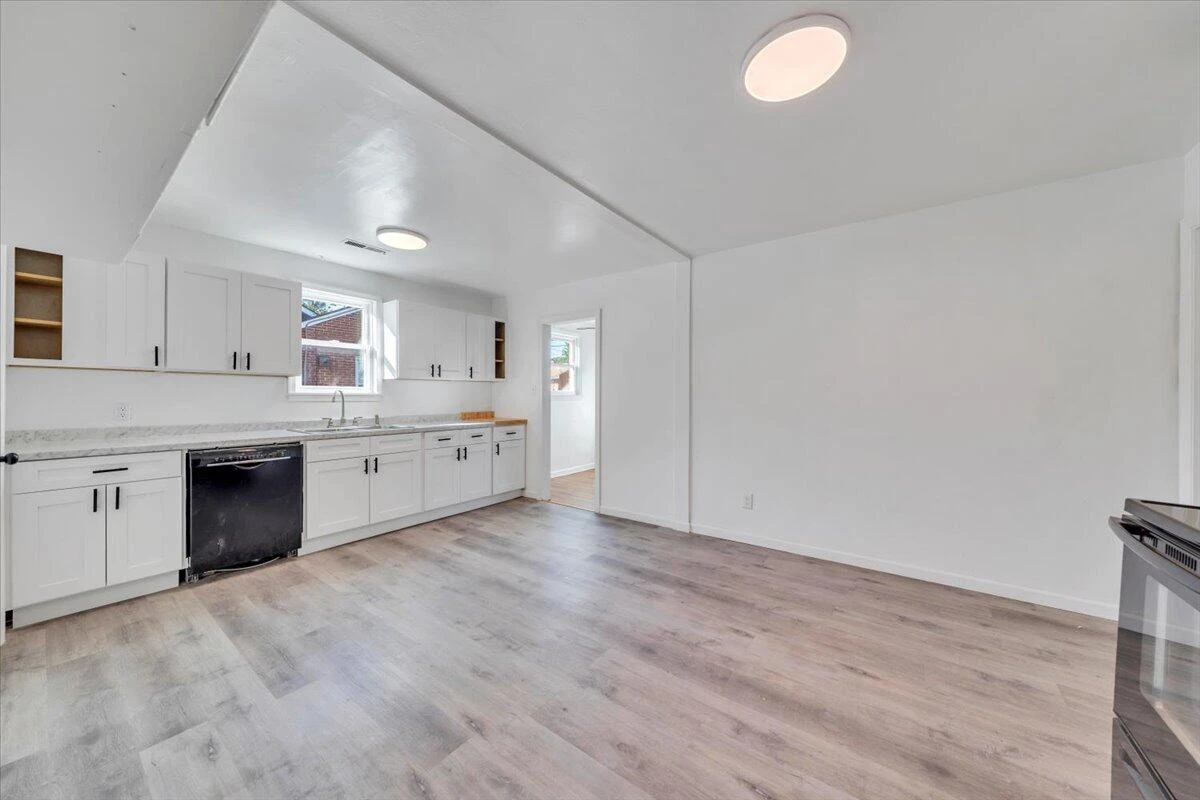 1018 Greenhurst AVE - Photo 13