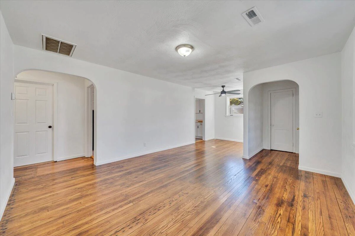 1018 Greenhurst AVE - Photo 4