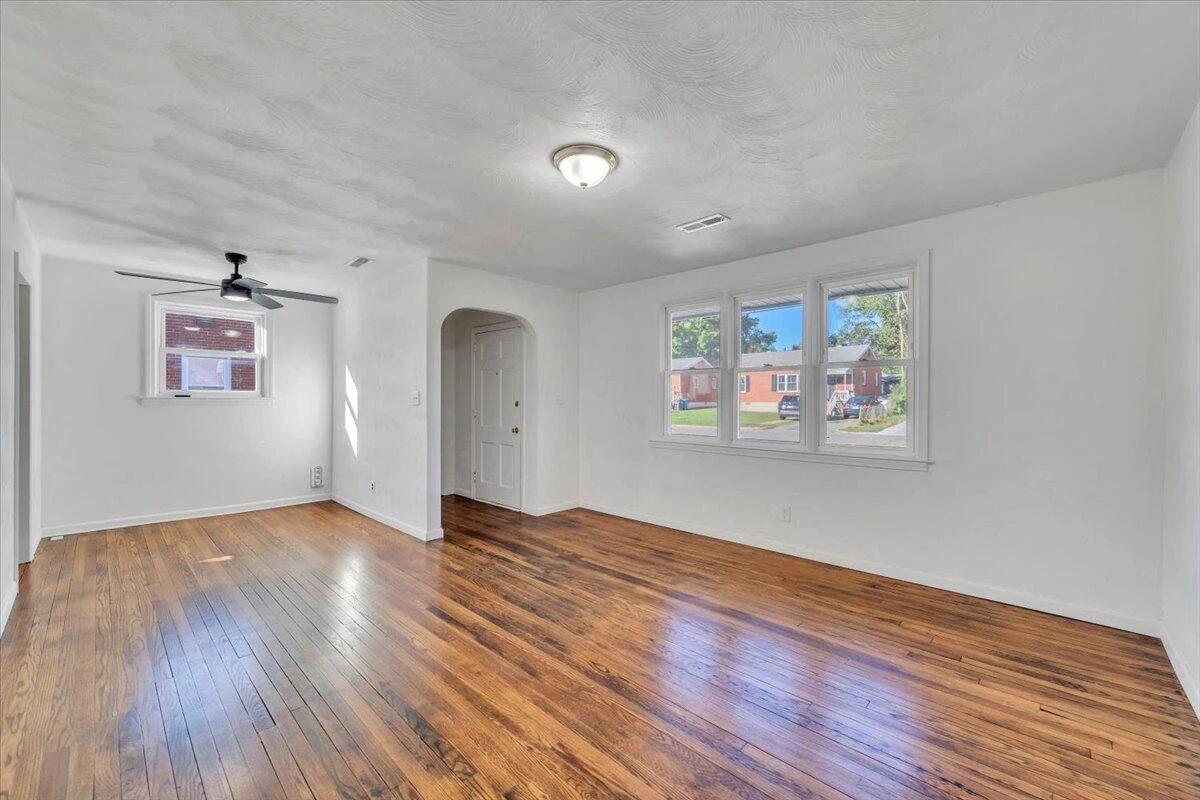 1018 Greenhurst AVE - Photo 5