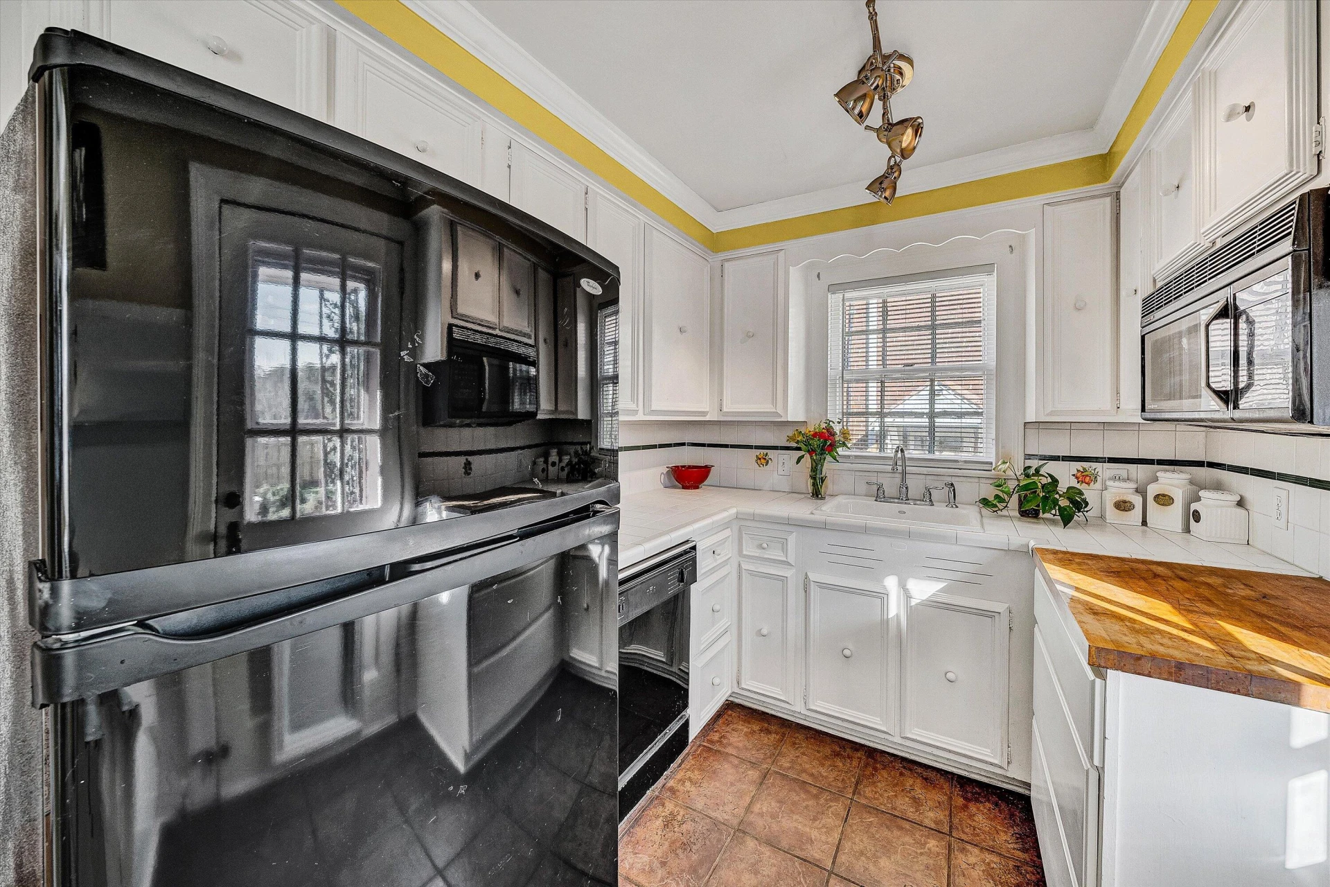 2334 Maiden LN - Photo 14