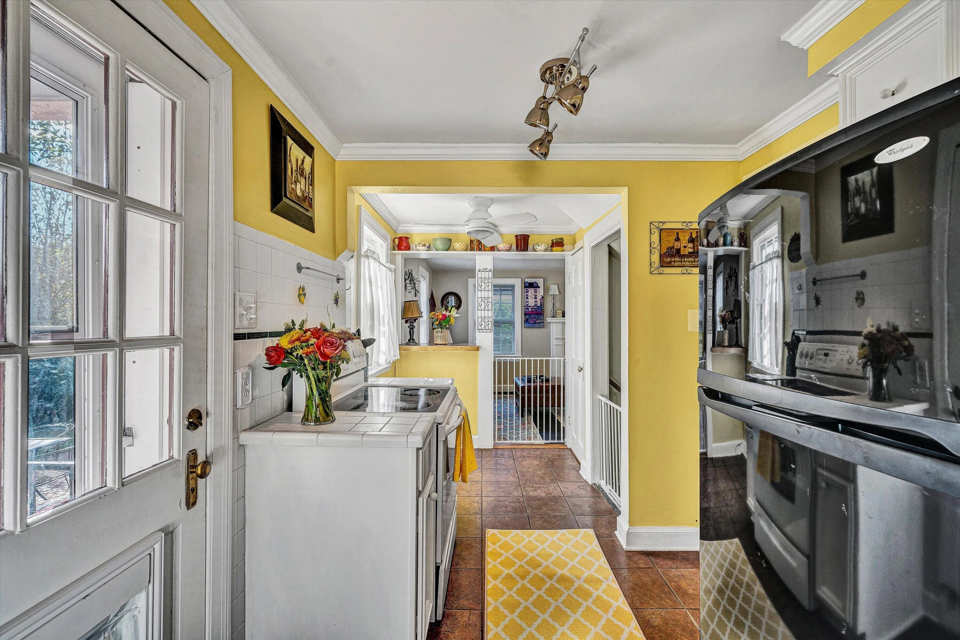 2334 Maiden LN - Photo 15
