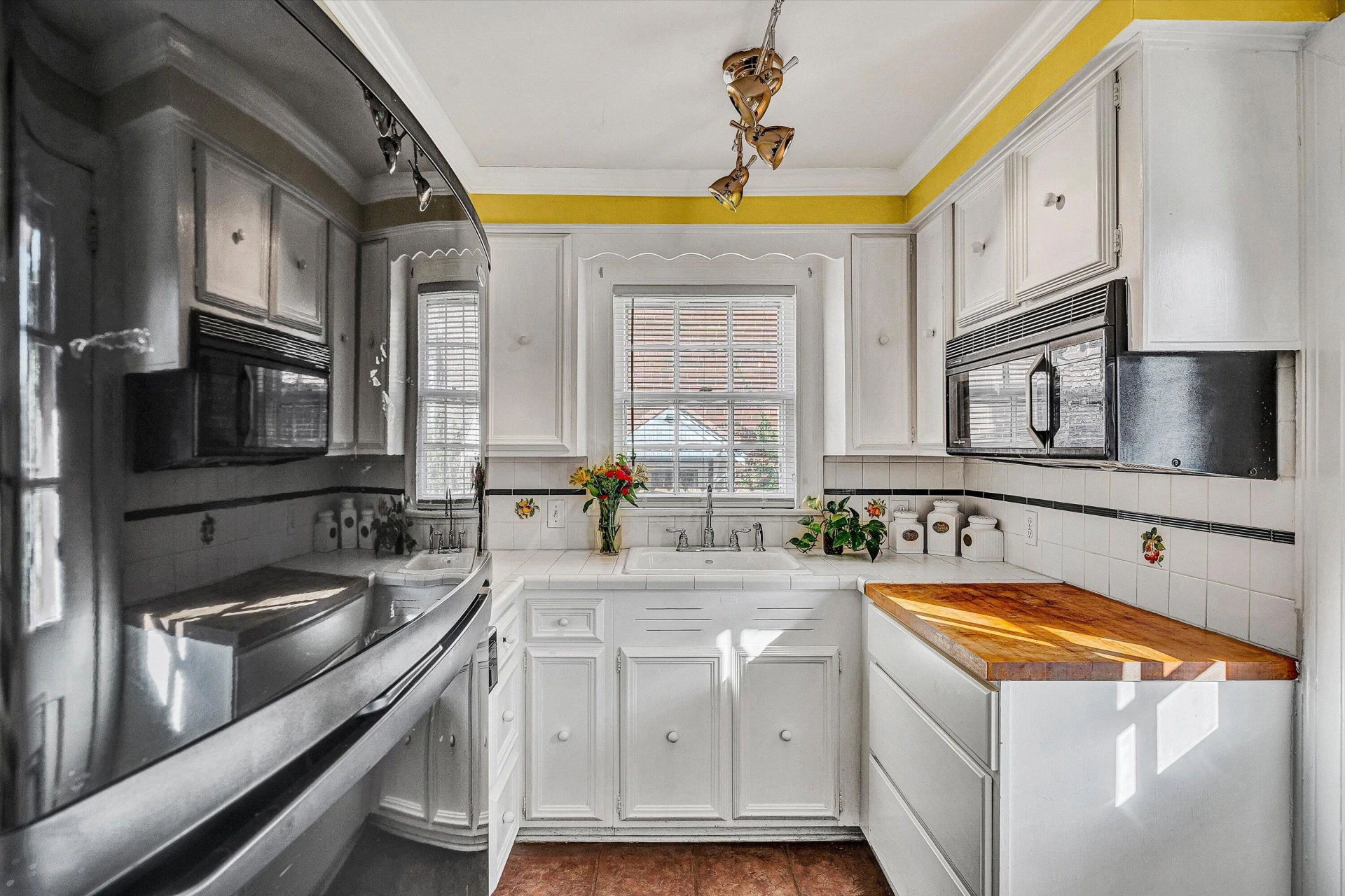 2334 Maiden LN - Photo 16