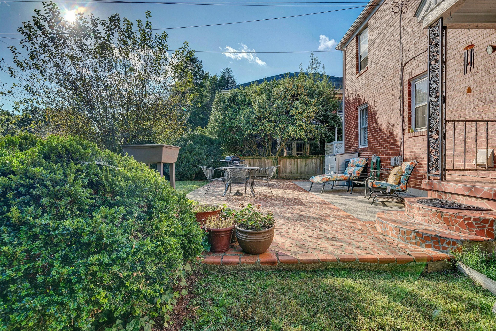 2334 Maiden LN - Photo 35