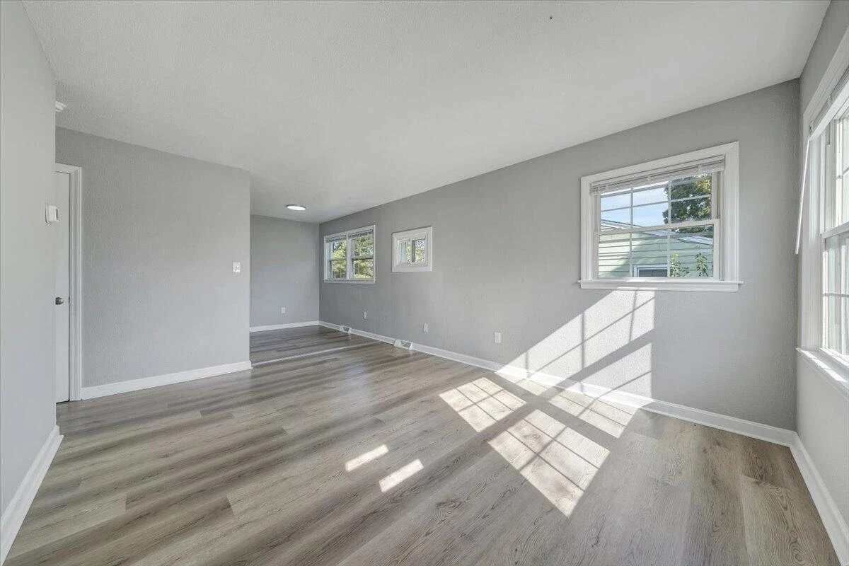 406 Augusta AVE - Photo 2