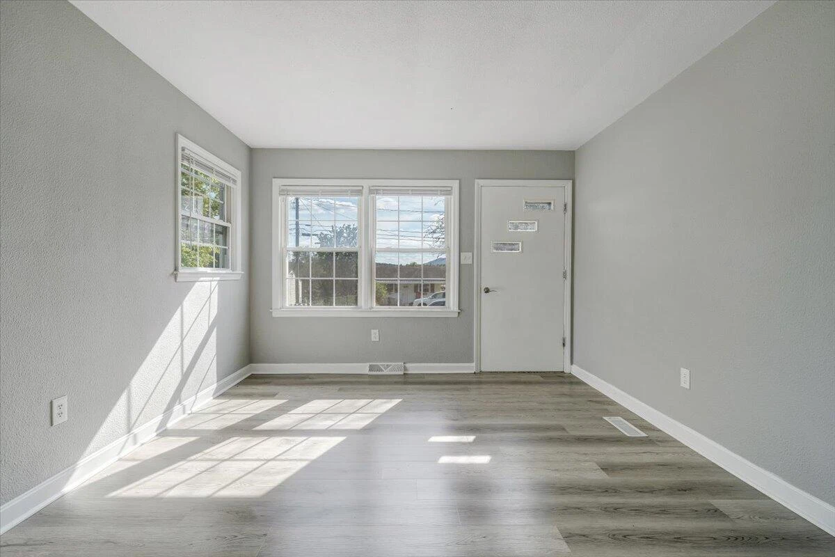 406 Augusta AVE - Photo 4