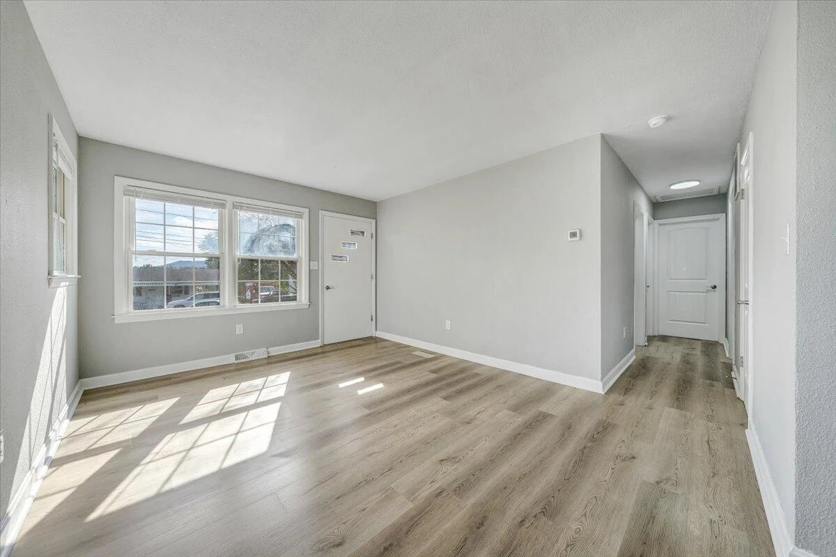 406 Augusta AVE - Photo 5