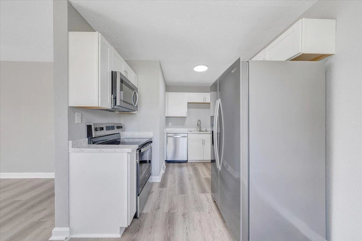 406 Augusta AVE - Photo 8