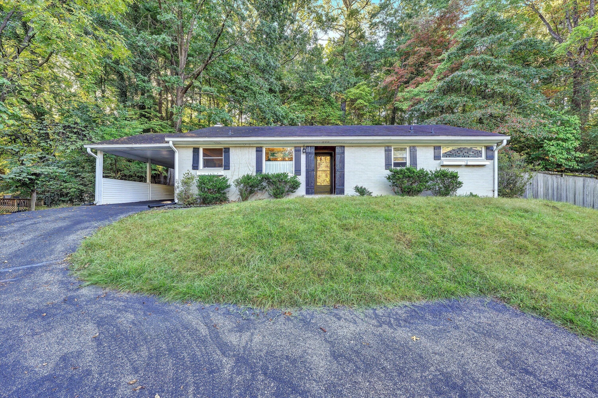 2540 Sweetbrier AVE - Photo 2