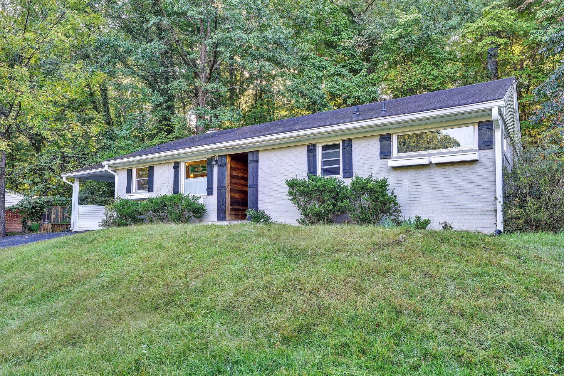 2540 Sweetbrier AVE - Photo 3