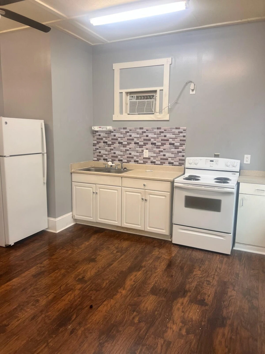 701 Highland AVE - Photo 2