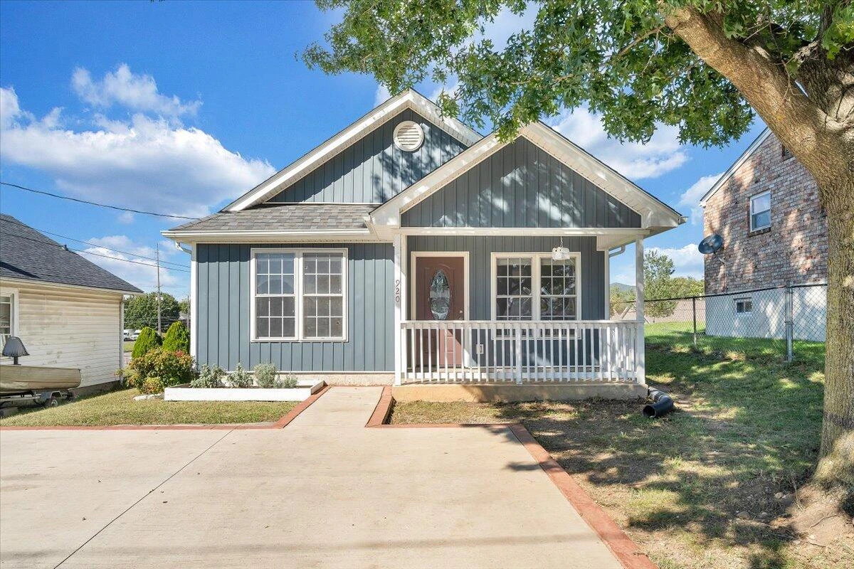 920 Pocahontas AVE