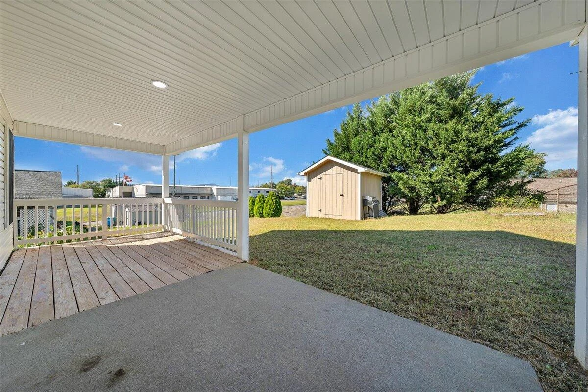 920 Pocahontas AVE - Photo 18