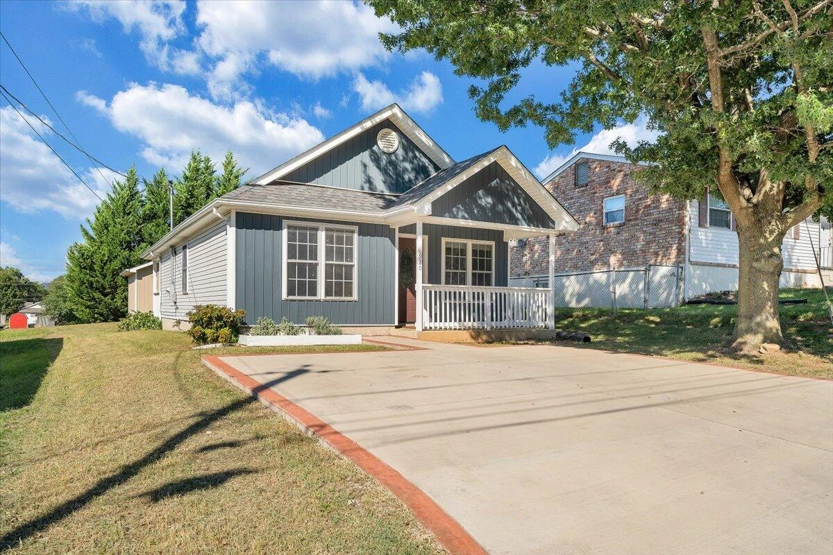 920 Pocahontas AVE - Photo 2