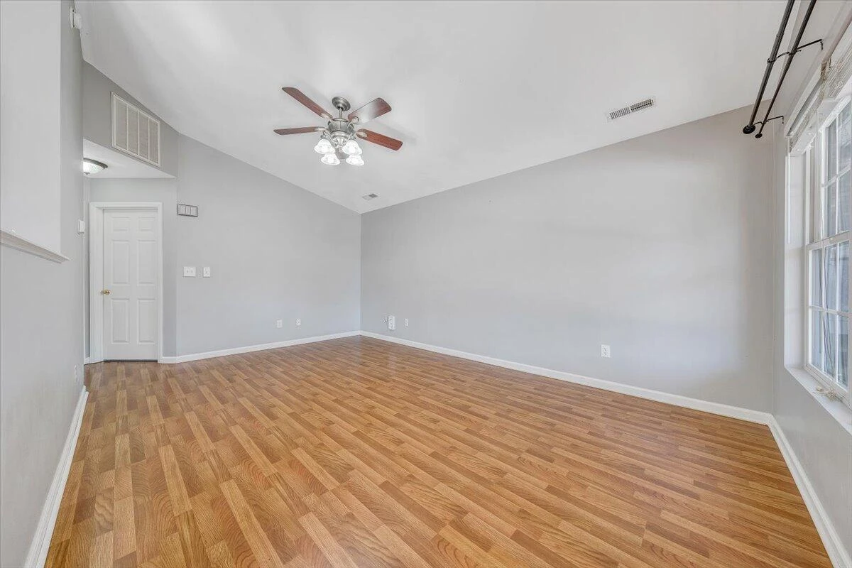 920 Pocahontas AVE - Photo 3