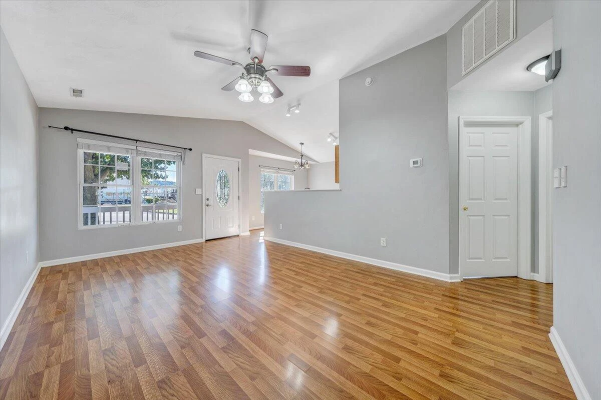 920 Pocahontas AVE - Photo 4