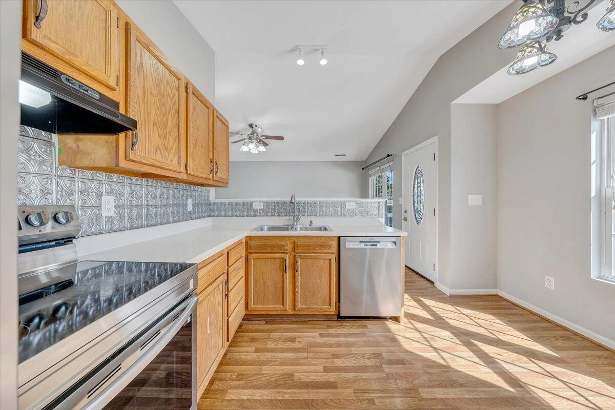 920 Pocahontas AVE - Photo 8