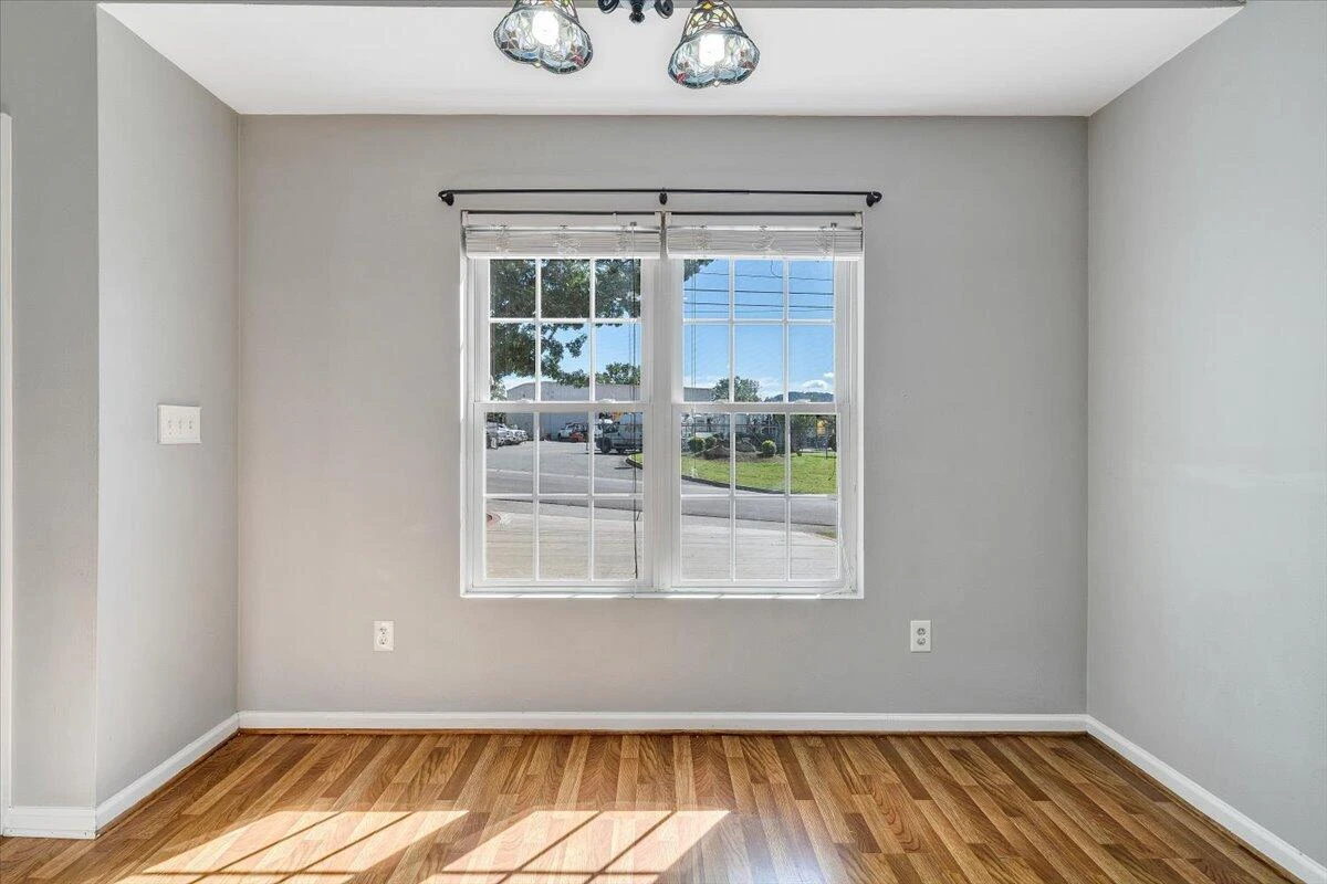 920 Pocahontas AVE - Photo 9