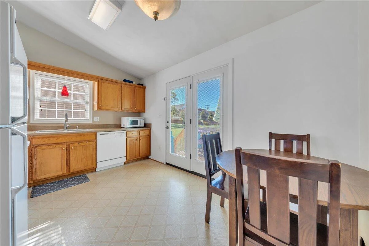1731 18th ST - Photo 6