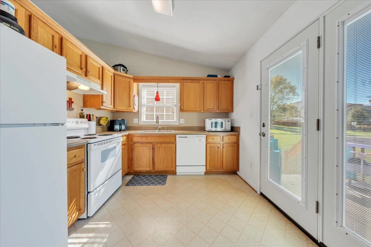 1731 18th ST - Photo 7