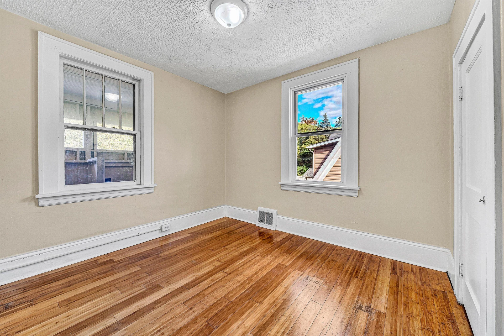 2431 Delaware AVE - Photo 18