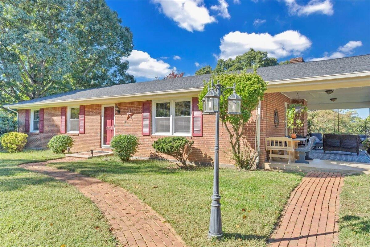 1843 Redwood RD - Photo 2