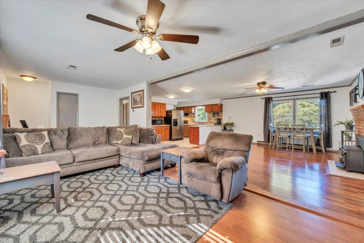 1843 Redwood RD - Photo 3