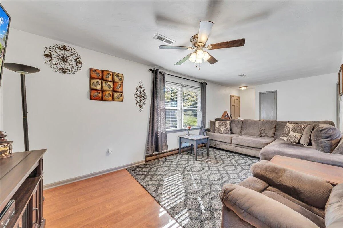 1843 Redwood RD - Photo 4