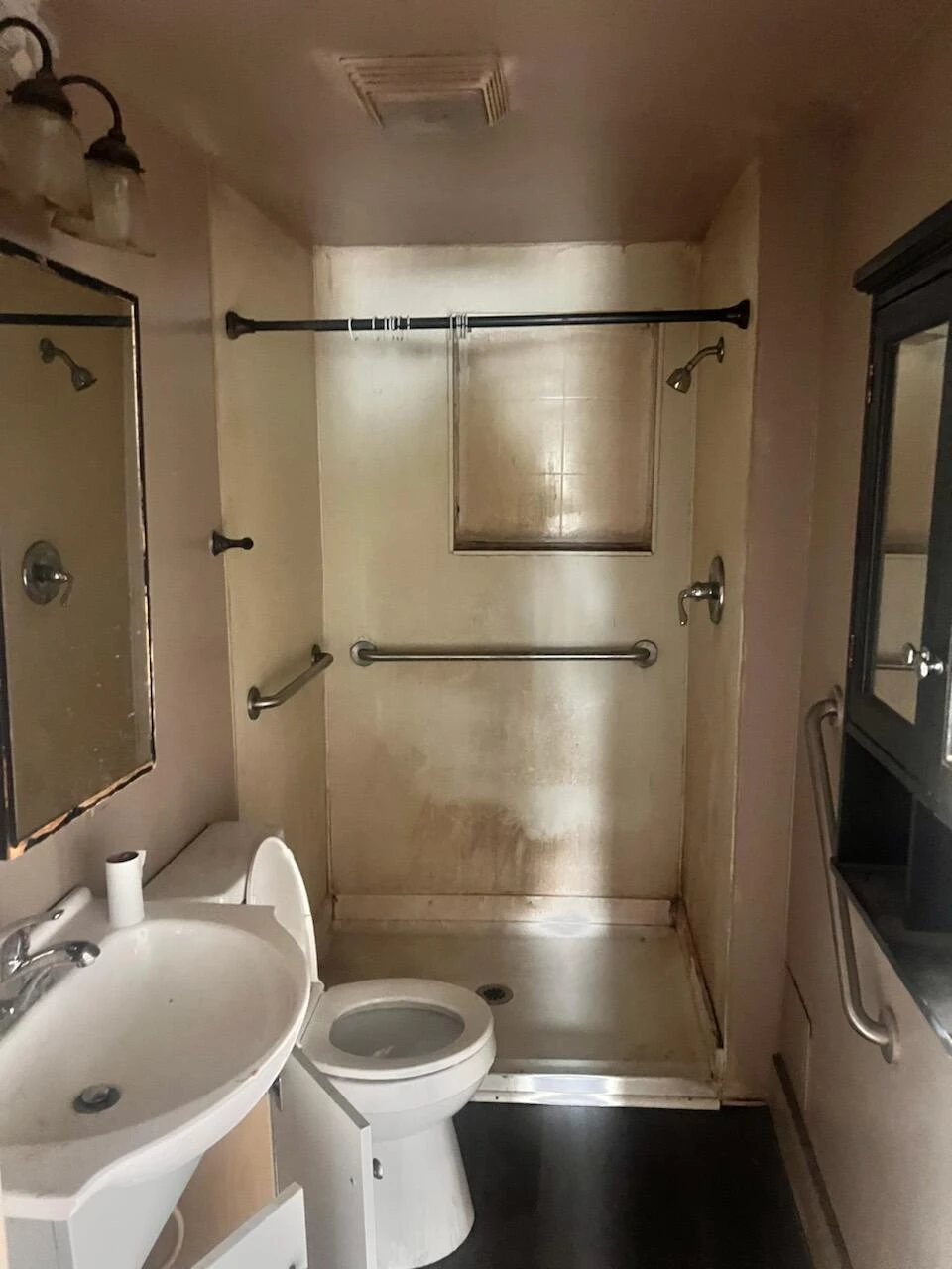 711 Harrison AVE - Photo 4