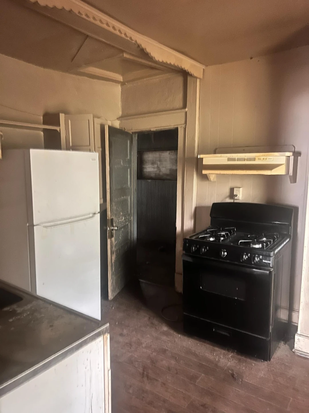 711 Harrison AVE - Photo 5