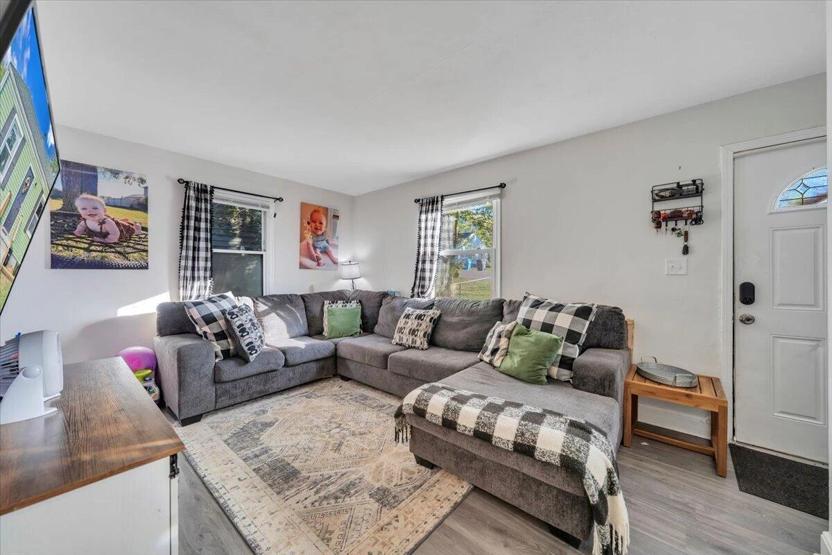 3927 Michigan AVE - Photo 4