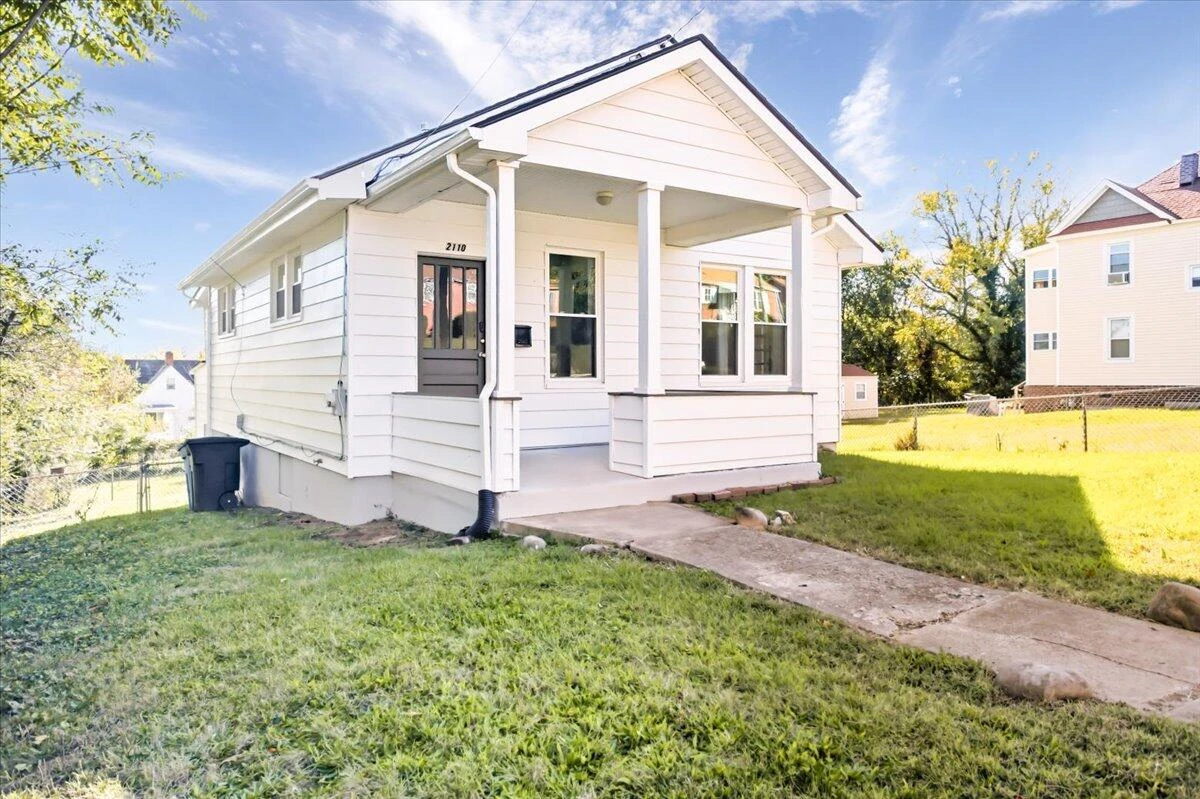 2110 Carroll AVE - Photo 3