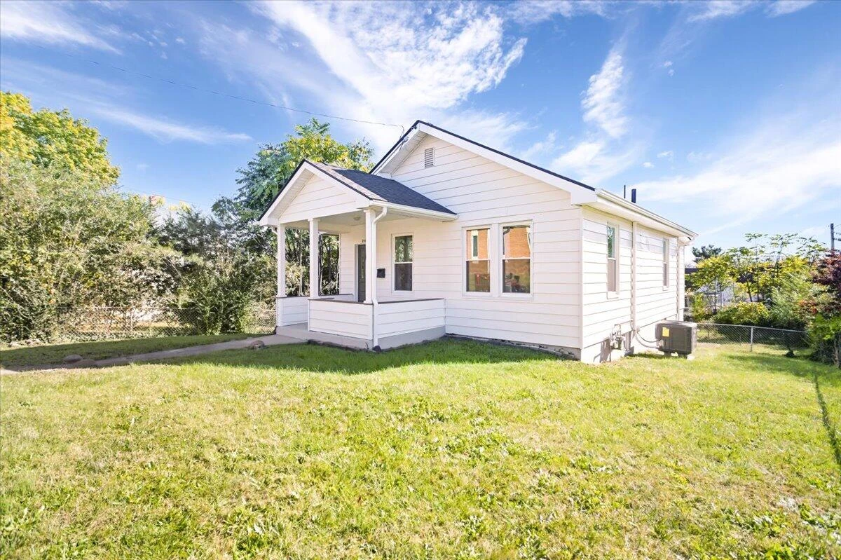 2110 Carroll AVE - Photo 4