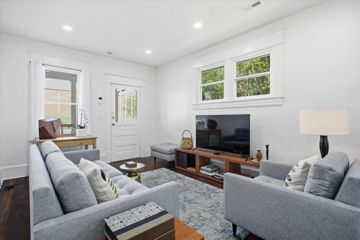 2110 Carroll AVE - Photo 9