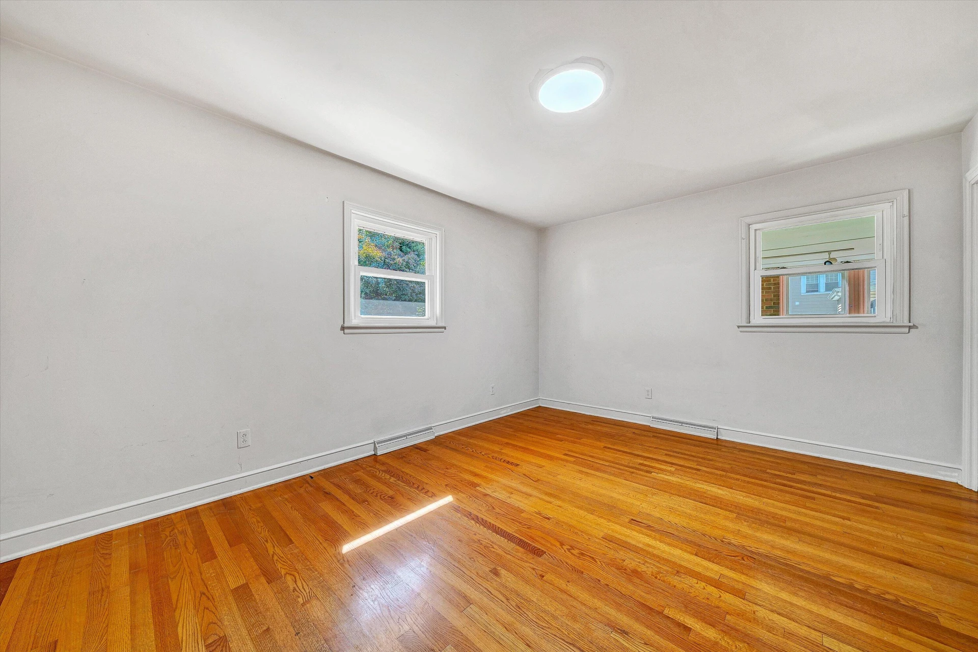 1602 Maiden LN - Photo 12