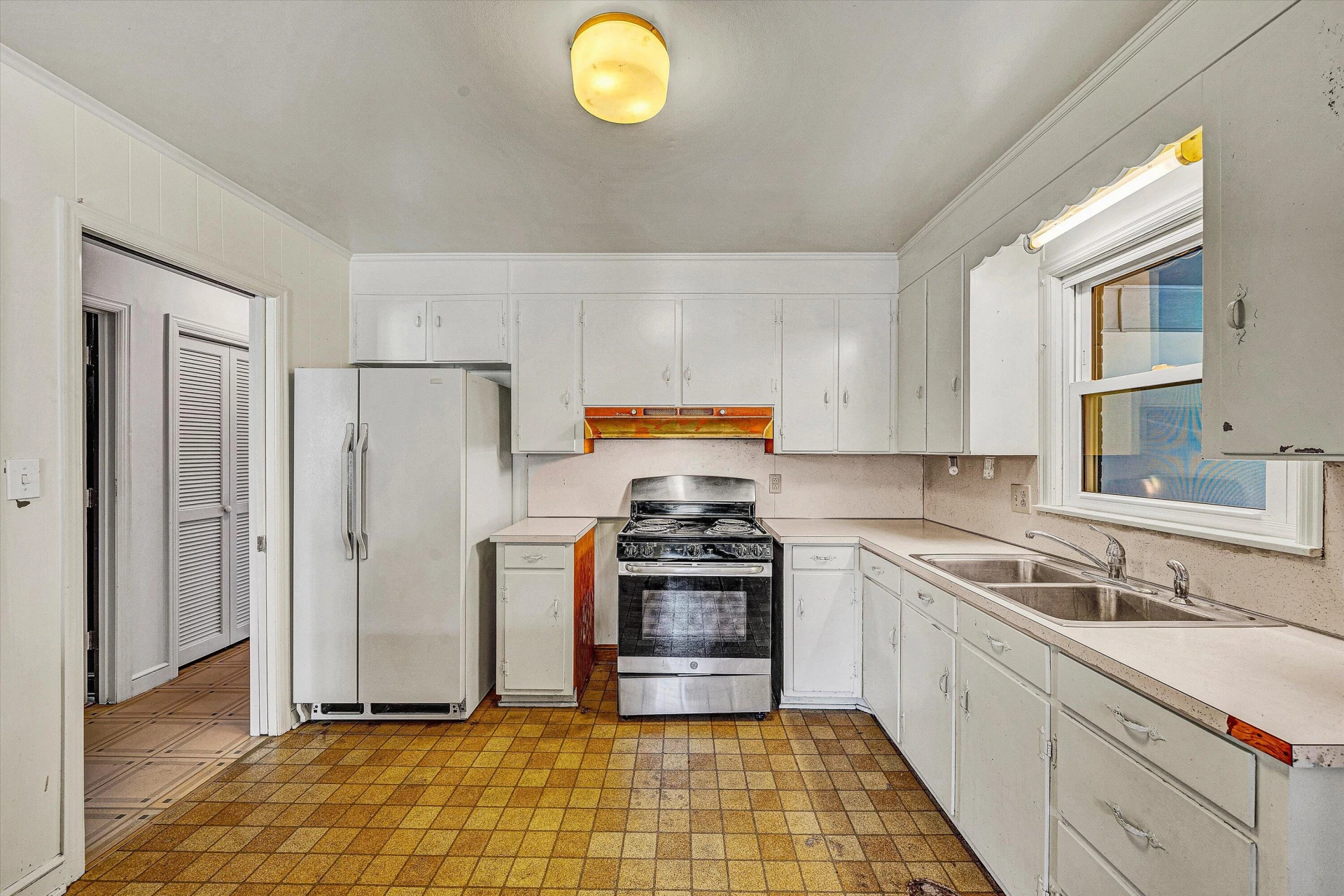 1602 Maiden LN - Photo 19