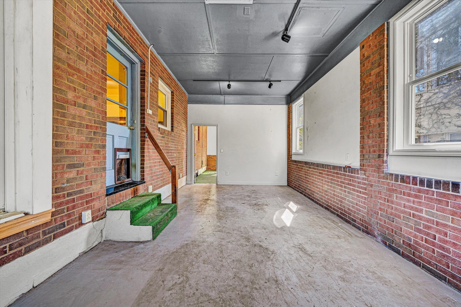 1602 Maiden LN - Photo 21