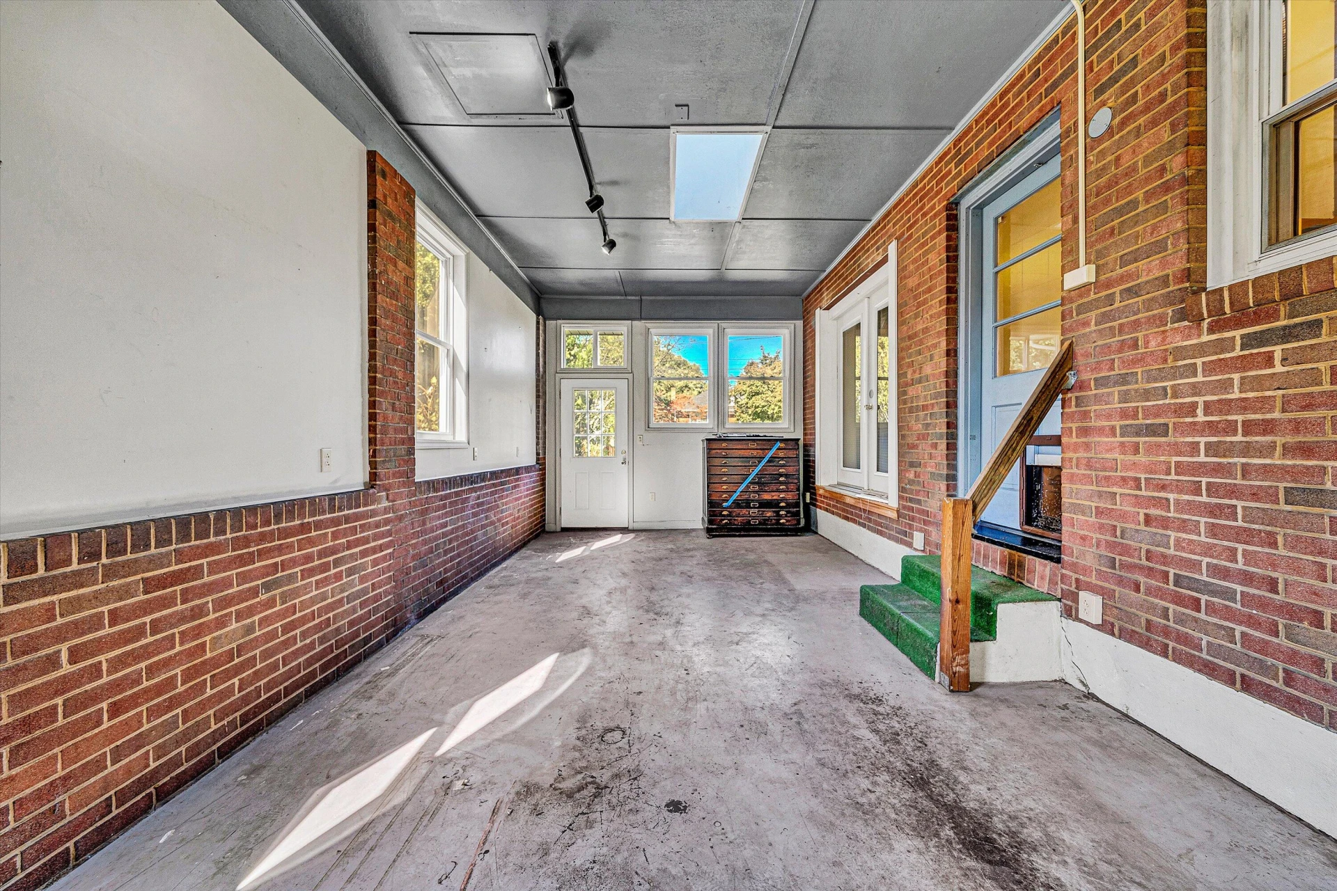 1602 Maiden LN - Photo 22