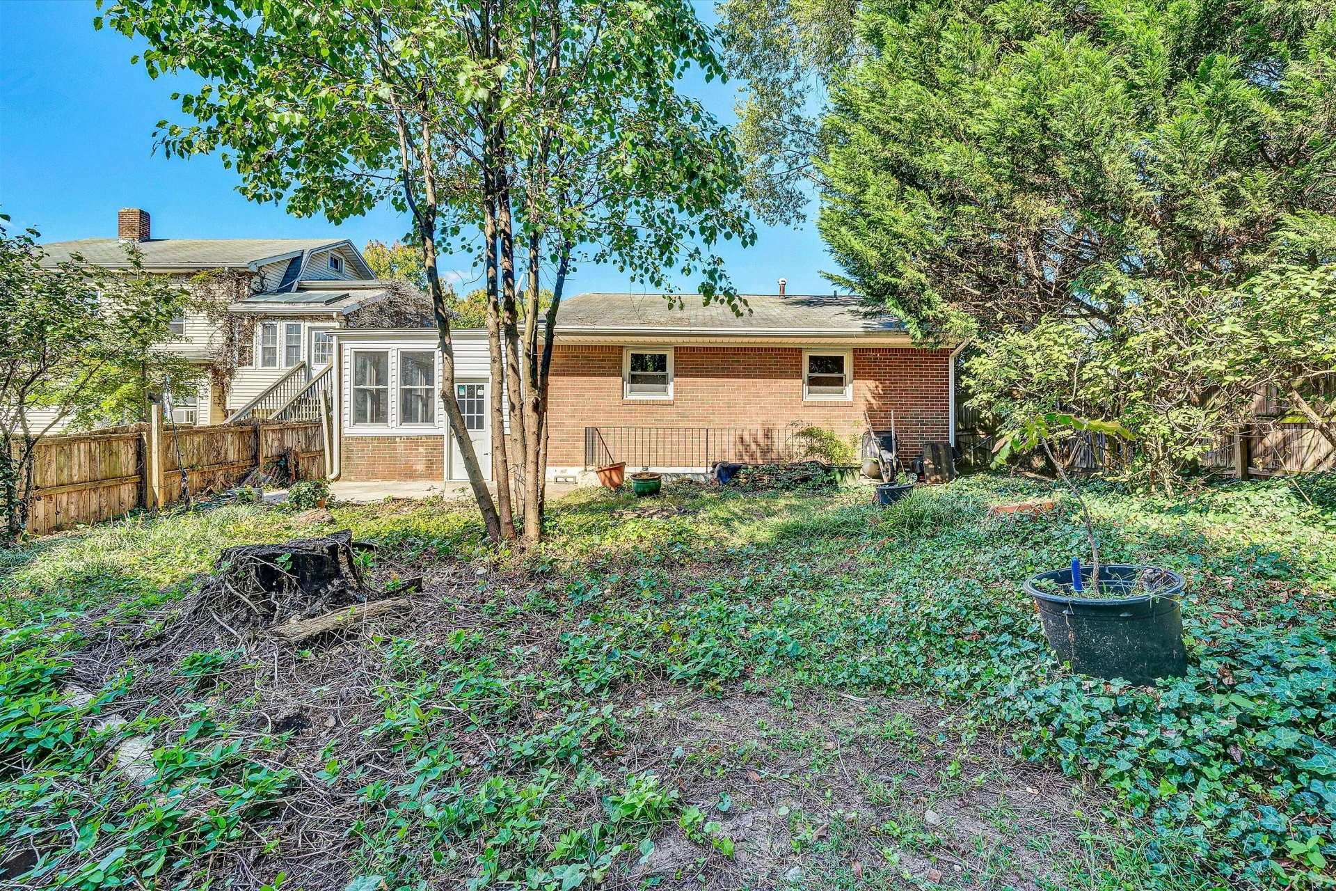 1602 Maiden LN - Photo 5